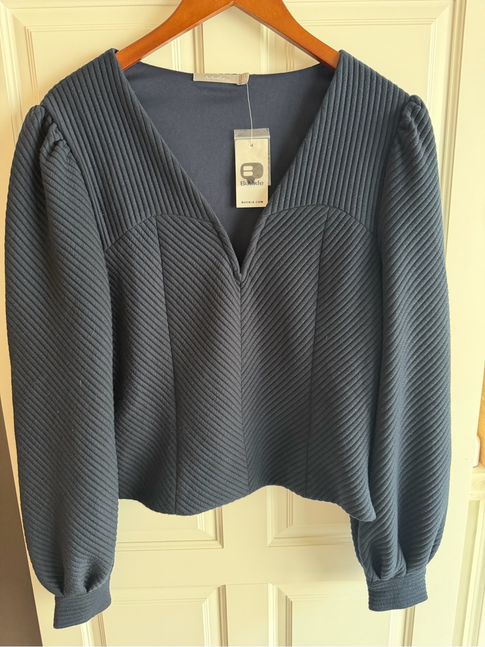 Buckle Red by BKE  NWT Size L Navy  Blue Textured V-Neck Long Sleeve Top